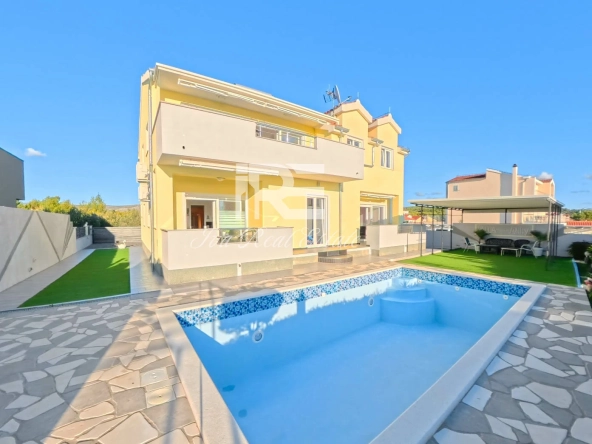 Sibenik villa_exterior_swimming_pool_garden
