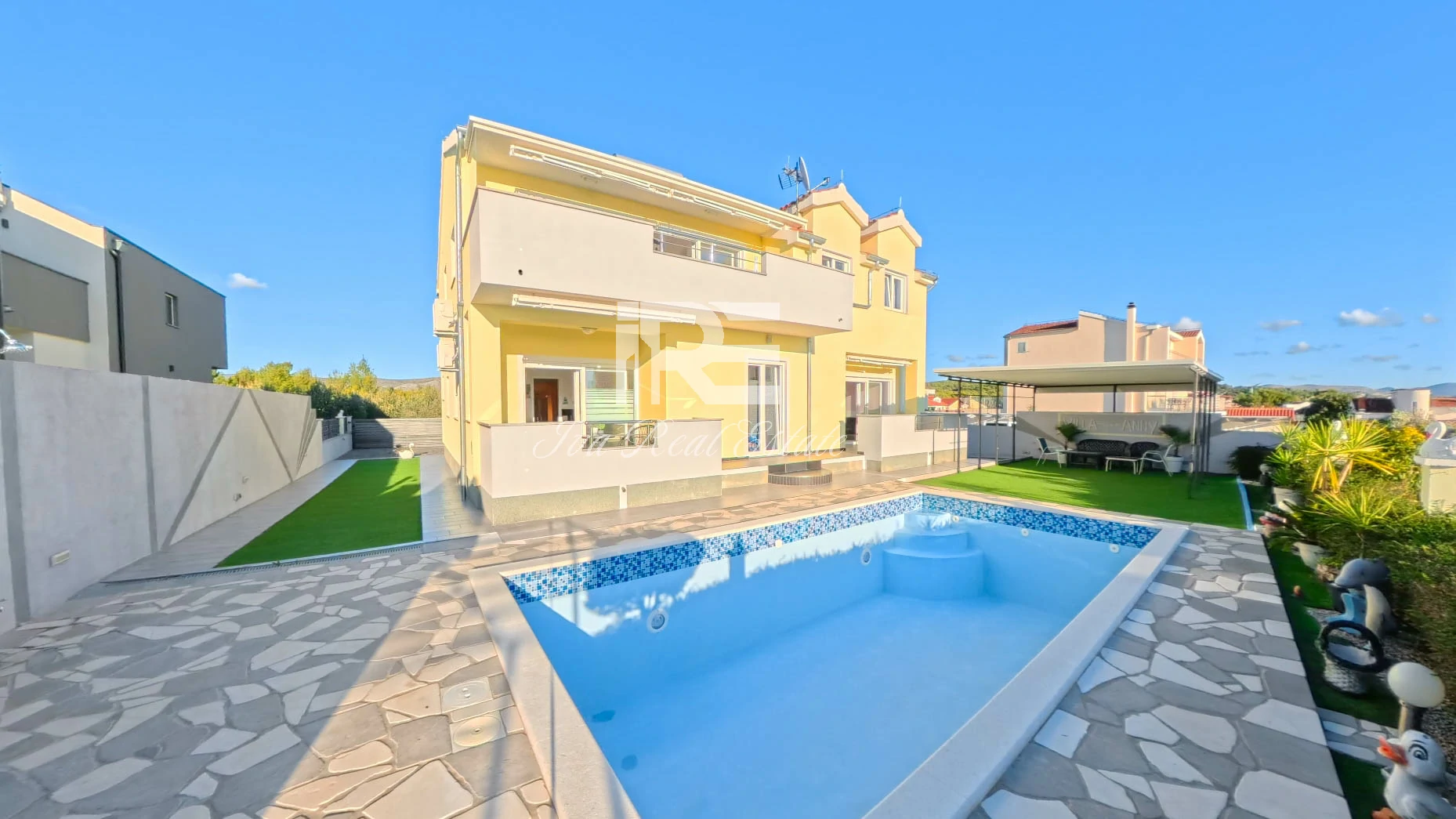 Sibenik villa_exterior_swimming_pool_garden