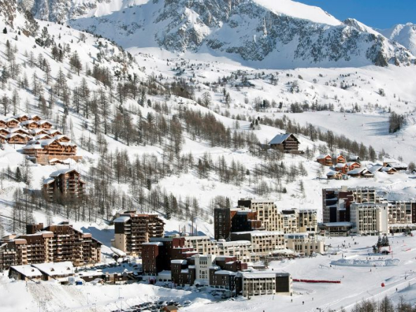 Isol 2000 - Snowy ski resort with mountain backdrop