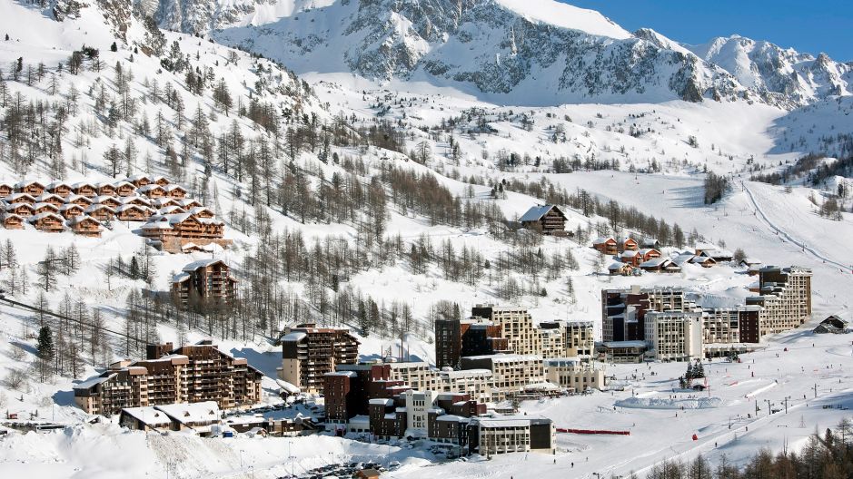 Isol 2000 - Snowy ski resort with mountain backdrop